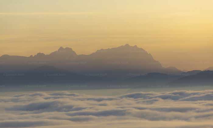 Sonnenuntergang über dem Hochnebel